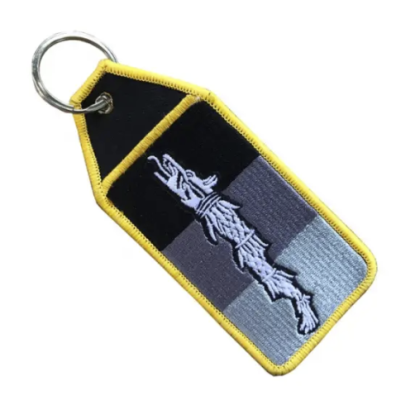 DACIC WOLF מחזיק מפתחות רקום אפור צהוב מתאר